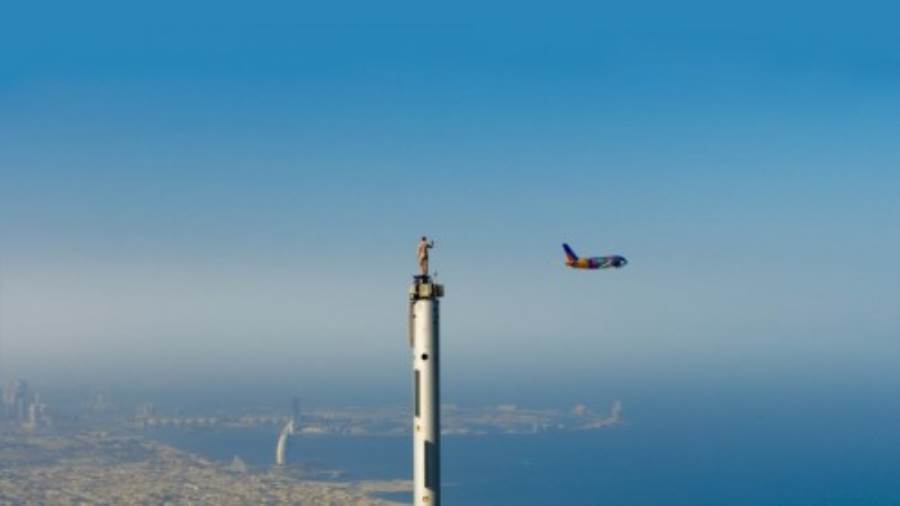  بالفيديو.. طيران الإمارات تنشر لقطات من وراء الكواليس لإعلاناها المثير للجدل فوق برج خليفة
